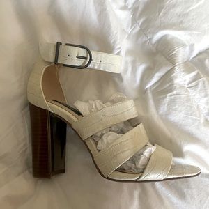 Jones New York. Sandal block Heels cream color 6.5